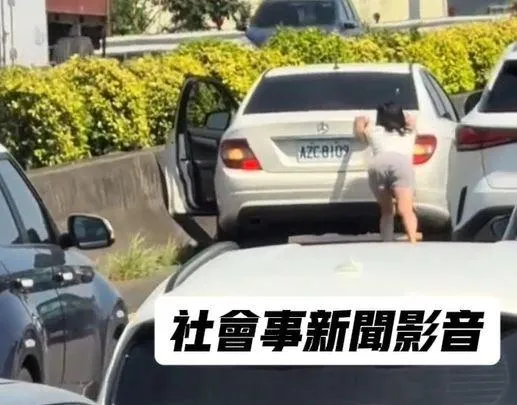 女駕駛在內線車道徒手推故障賓士車，單手推完雙手推。（圖／翻攝自社會事新聞影音）