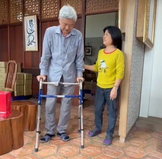 謝東哲出院後在家復健，家人陪伴也感謝無形力量保佑。（圖／中天新聞）