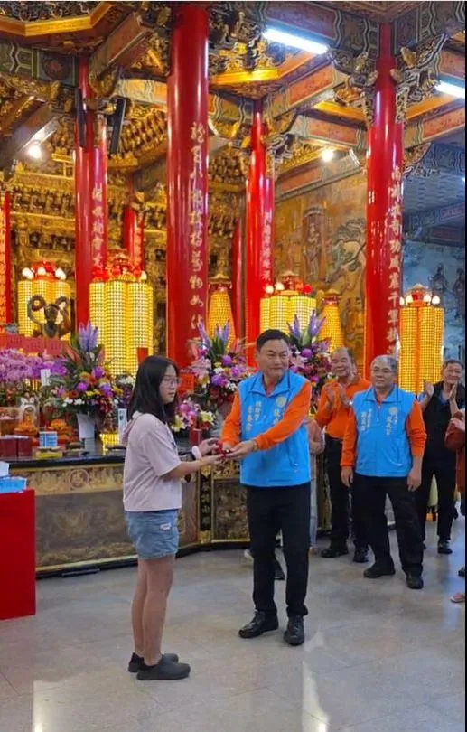 樂群國小女童黃宥禎奪得五甲龍成宮三獎1錢重金戒指。（圖／翻攝自五甲龍成宮臉書）