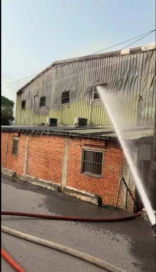 新北市八里區下罟子山區12日下午3時許，發生一起鐵皮透天厝大火事件。（圖／翻攝畫面）