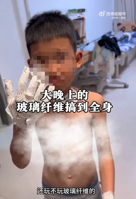 「蟲蟲」全身刺癢刺痛向母親求助。（圖／翻攝微博）