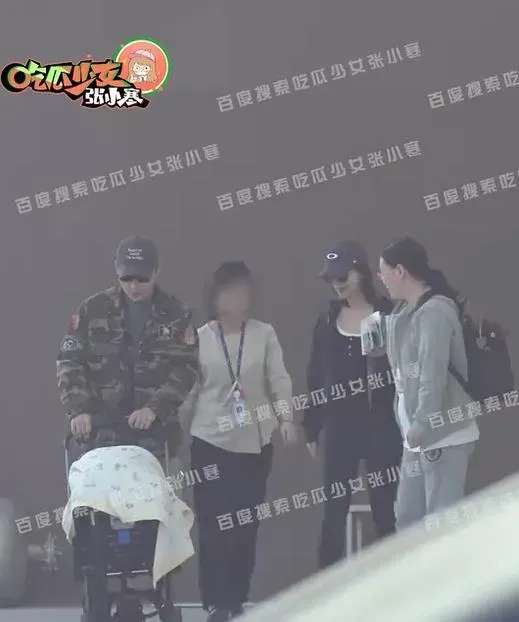 吳謹言與洪堯被拍到推著嬰兒車現身醫院。（圖／翻攝 搜狐娛樂 微博）