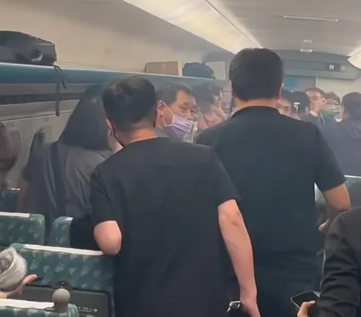 有乘客搭乘高鐵681次列車時行動店源突自燃起火。（圖／網友lahang.__授權提供）