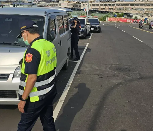 鑑識人員到場採證後，初步判斷車窗上的圓孔痕跡疑似為空氣槍所造成。（圖／警方提供）