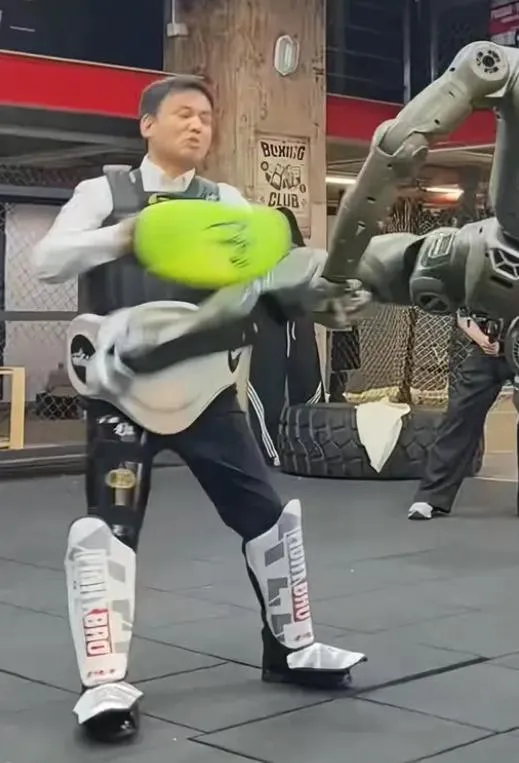 T800一腳結結實實踹在趙同陽腹部。（圖／翻攝微博「眾擎機器人」）
