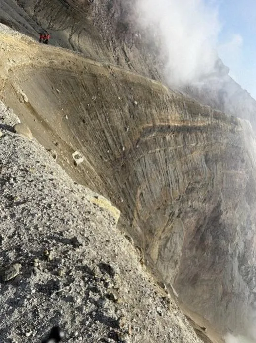 阿蘇山火山口邊緣非常陡峭搜救困難。（圖／熊本縣警察局）