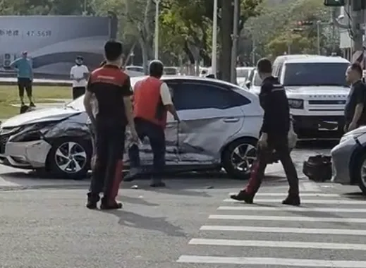 鄒男還一度下車暴砸方男車窗，大聲狂喊「你怎麽可以開車撞人！」（圖／記者爆料網、網友「我有魚」授權提供）