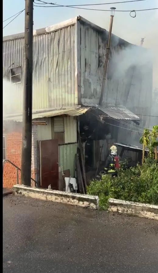 新北市八里區下罟子山區12日下午3時許，發生一起鐵皮透天厝大火事件。（圖／翻攝畫面）