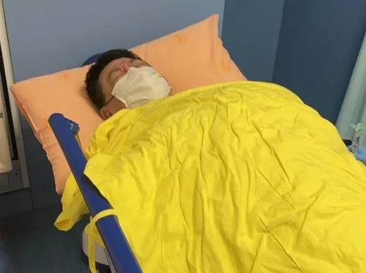 「王牌經紀人」孫德榮驚傳在吃早餐時突然病發,診斷結果竟是危急的腦部血栓,目前已緊急住院接受治療。(圖/翻攝自臉書)