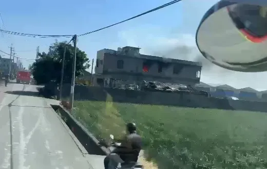 雲林縣褒忠鄉潮厝村民宅火警火,消防人員半小時撲滅火勢。(圖/雲林縣消防局提供)