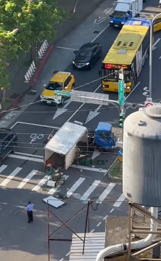 網友拍下車禍現場。（圖／threads網友rgc_208授權提供）