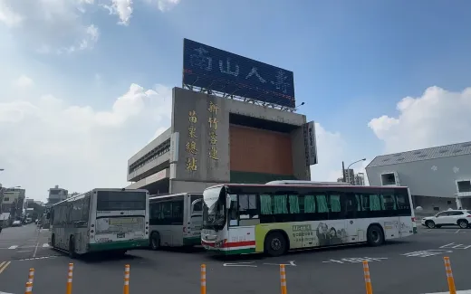 原由新竹客運經營的苗栗縣12客運路線，於去年9月由亦捷科際整合公司接手代駛迄今。（圖／中天新聞）