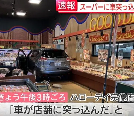 車子直接撞入店內。（圖／翻攝NNN）