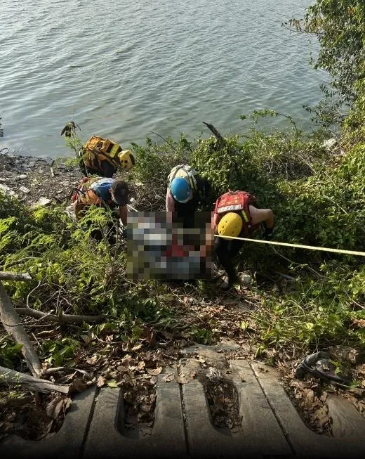 台南市安南區一名騎士於下午3時許經過嘉南大圳，發現驚見河道內漂浮著兩具人形物體，立刻報警求助。（圖／翻攝畫面）
