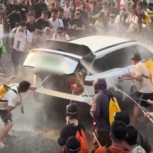 岑女的汽車後車廂被打開，遭人瘋狂噴水。（圖／翻攝新浪微博）
