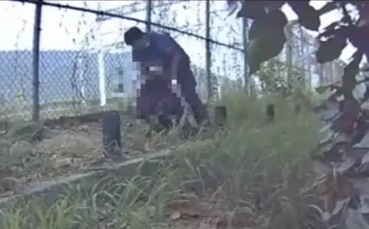 員警把逃逸移工壓制在地。（圖／警方提供）