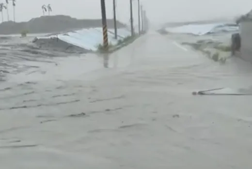 部分道路路面已經成為小河。(圖/翻攝在地部落青年)