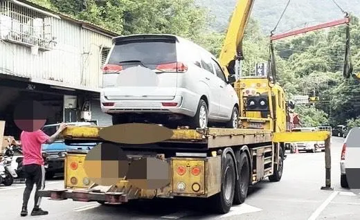 工程公司車輛遭強制執行拖吊。（圖／翻攝畫面）