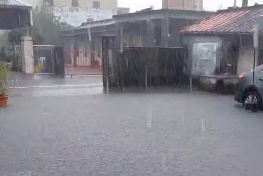 截至19日傍晚，豪雨已造成屏東縣多地出現淹水災情。（圖／中天新聞）