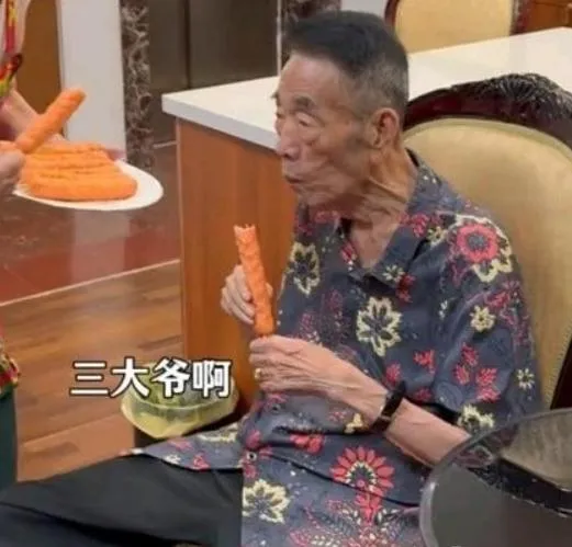 楊少華鏡頭前吞熱狗帶貨。(圖/翻攝《網易》)