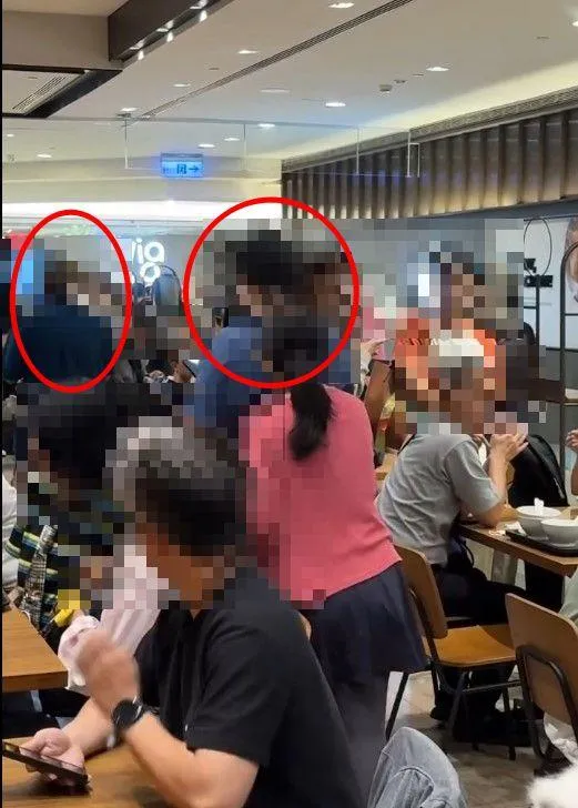 藍衣男子突遭陌生男子持包包攻擊頭部，紅色上衣妻子當場怒罵對方，在台北101地下街爆發激烈口角衝突。（圖／翻攝Threads fish.1010）