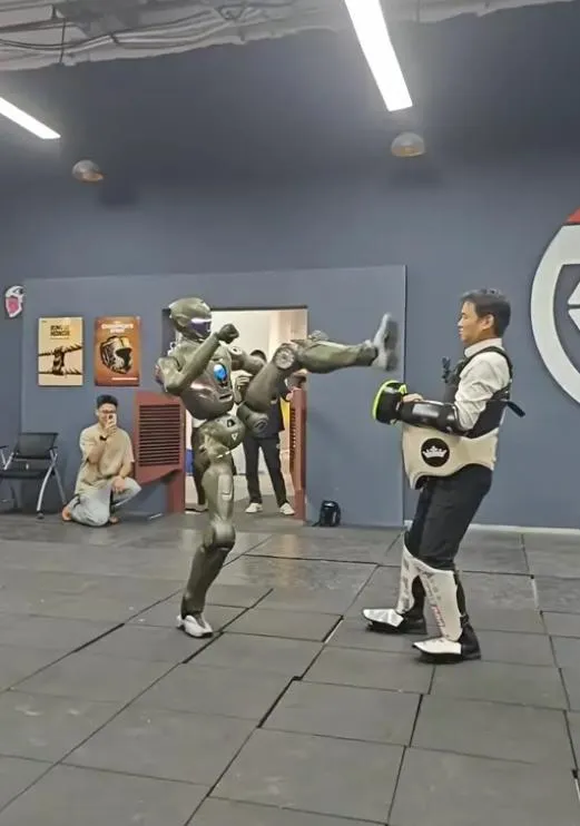 眾擎T800人形機器人測試，CEO趙同陽親自上對打。（圖／微博「眾擎機器人」）