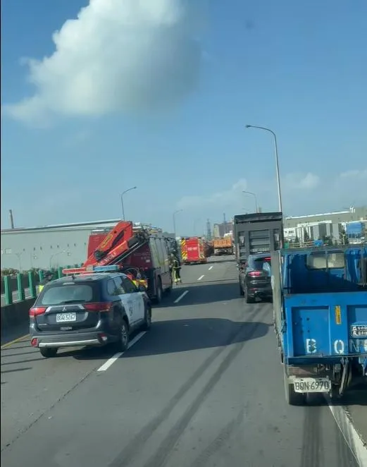 事發現場。（圖／翻攝「西濱公路(西濱快速道路) 路況回報.追焦團.攝影作品.秘境分享」）