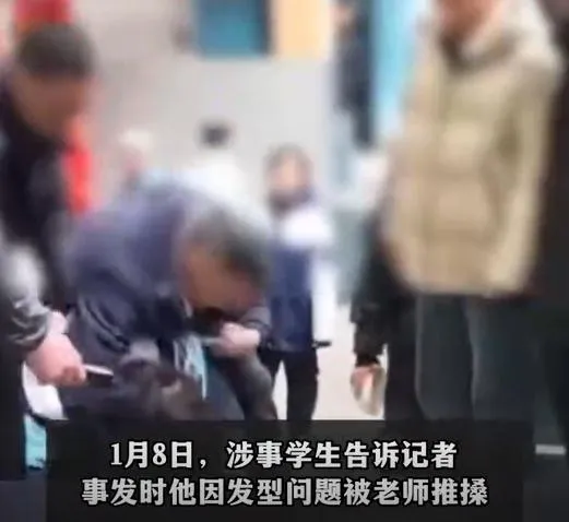 學生被一名教師強行按在地上剃髮。（圖／翻攝新浪微博）