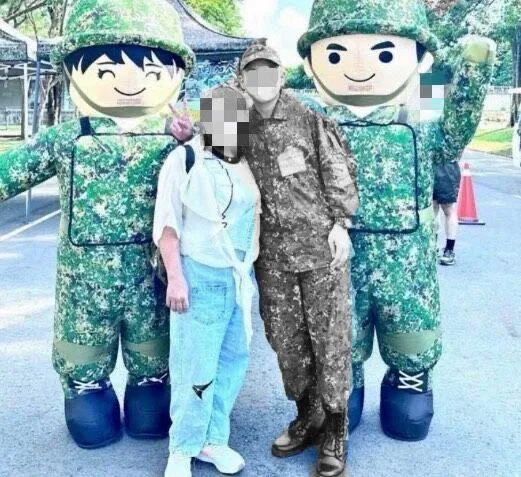 黃男母親生前跟愛子的合照,如今只能成追憶。(圖/家屬提供)