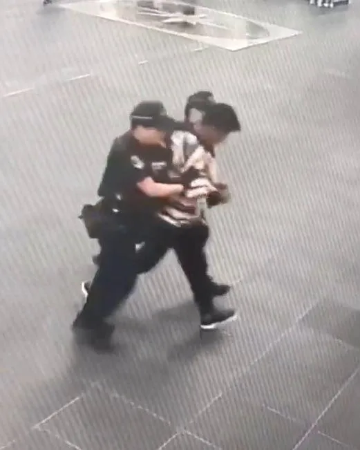李男被指控行兇後竟露出詭異笑容。(圖／翻攝畫面）
