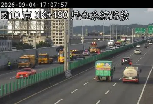國10西向3.3公里、鄰近鼎金系統交流道路段，發生一起自小客車與小貨車碰撞事故。（圖／翻攝畫面）