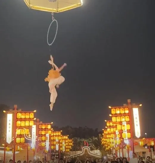 女舞者從高空當場墜落地面。(圖/翻攝新浪微博)