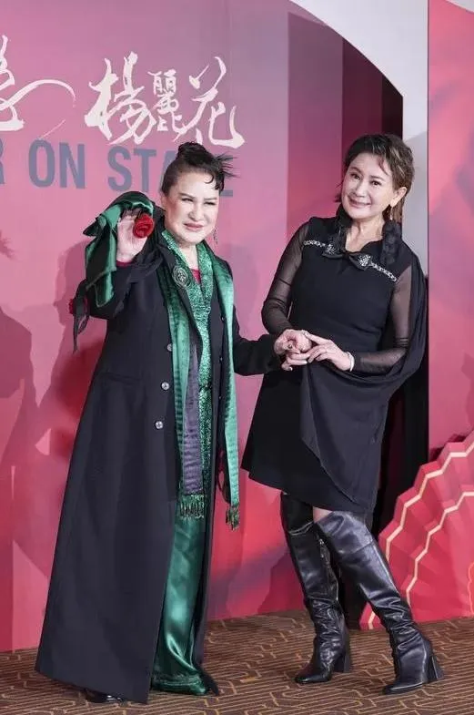 以台灣國寶級歌仔戲演員楊麗花（左）為主角的紀錄片《世紀初戀 楊麗花》13日在台北舉行記者會，楊麗花與弟子陳亞蘭（右）同台出席，為30日將正式上映的紀錄片宣傳。（圖／中央社）