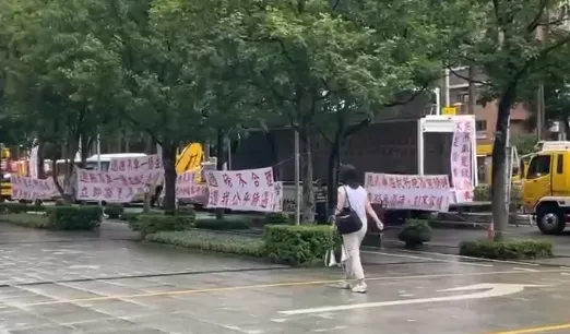 本次抗議行動預計持續96小時至6月6日，為首次有拖吊車業者至交通部抗議。（圖/中天新聞）
