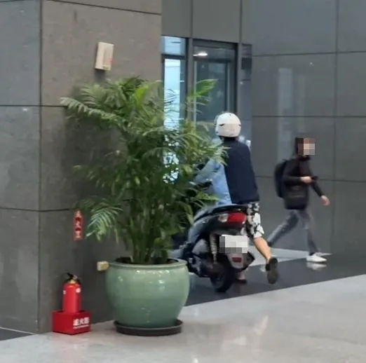 今（5）日下午一名男子牽機車闖入新北市政府，遭警衛及時攔查並驅離。（圖／翻攝自ypbb0714／Threads）