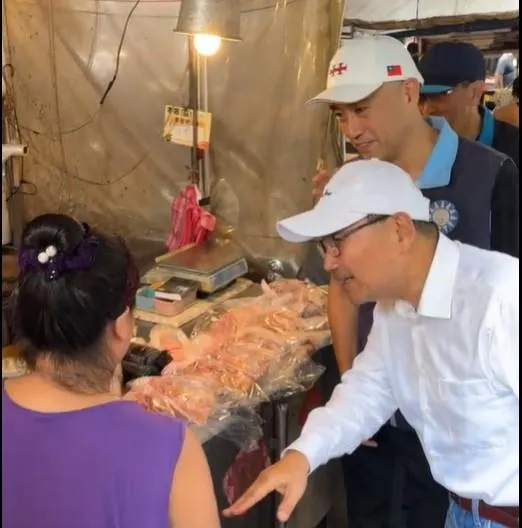 新北市長侯友宜偕同國民黨基隆市立委林沛祥到市場掃街爭取反罷免支持。（翻攝自林沛祥臉書直播）