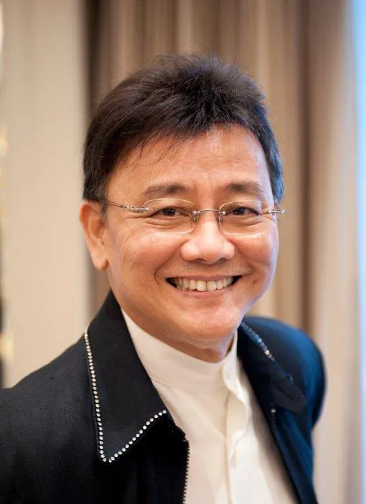 新加坡資深歌手謝金石驚傳在8日下午病逝，享壽73歲。（圖／翻攝FB 謝金石）