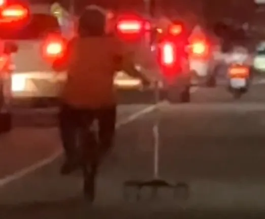 網路社群流傳的影片顯示，事件發生於3月7日，一名長者騎乘自行車行經鼓山區美術東四路時，左手控制車把，右手則牽引著點滴架，架上的藥袋隨著行進不停晃動。（圖／社會事新聞影音）