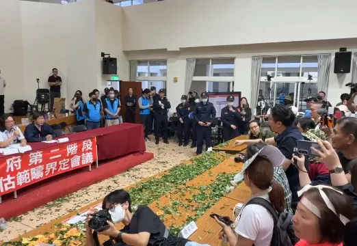 南投縣政府召開焚化爐環評,大批民眾前來抗議。(圖/翻攝畫面,下同)