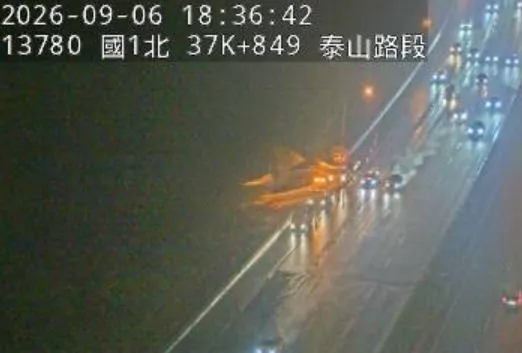 國1泰山段驚傳邊坡土石滑落！豪雨釀碎石滾至路肩。（圖／翻攝國道1968）