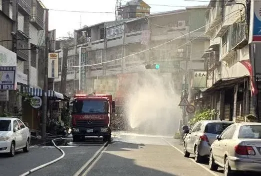 嘉義市台林街、嘉北街口14日下午4時許發生店家瓦斯外洩事件，消防員在現場灑水稀釋瓦斯濃度。（圖／中天新聞）
