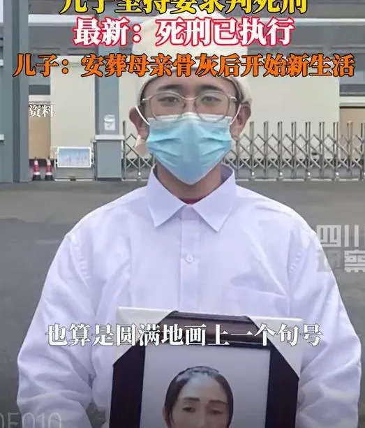 陳昌雨捧著母親遺照。（圖/翻攝新浪微博）