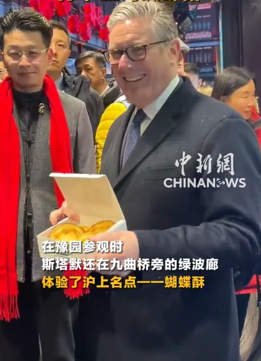 施凱爾展示購買的蝴蝶酥。（圖／翻攝微博@中國新聞網）