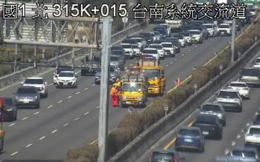 國道1號南向314.7公里處、台南系統路段，今日上午11時32分發生追撞事故。（圖／高速公路1968）