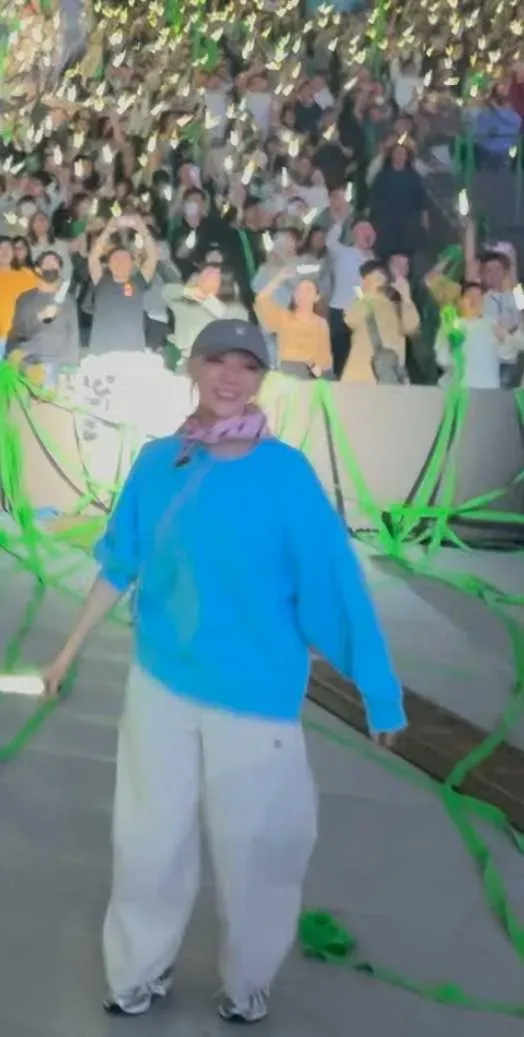庭瑄朝聖阿妹演唱會,特別穿著淺藍色寬鬆大學T配上白色的長褲,脖子上還圍著粉色領巾。(圖/讀者提供)