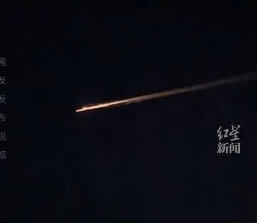 黑龍江民眾目擊不明物體劃過天空。（圖/翻攝新浪微博）