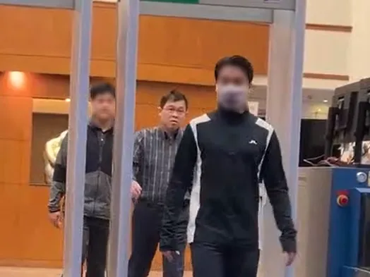 張國煒（左2）24日和律師林文鵬出席台北地院民事庭，與遺囑執行人戴錦詮法庭攻防3小時後微笑離開，還稱「沒有吵架，吵什麼架」。（圖／中天新聞）