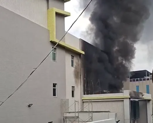 今（16）日下午，新竹市東區力行路18號竹園超高壓變電所發生二級火警，現場源源不斷冒出黑煙並有明顯火勢。（圖／民眾提供，下同）