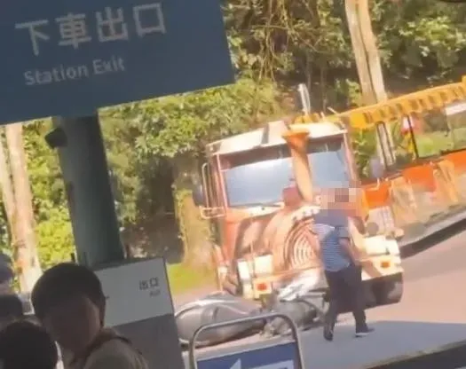 台北市立動物園遊園車和機車發生擦撞意外，所幸機車騎士腿部受傷。（圖／chenchen123a@threads）