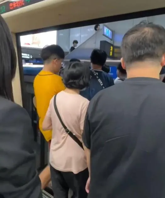 北部地區27日晚間9時11分發生規模6.0顯著有感地震，北捷透過車廂廣播暫停載客。（圖／Threads@OUJI 王子創意授權提供）